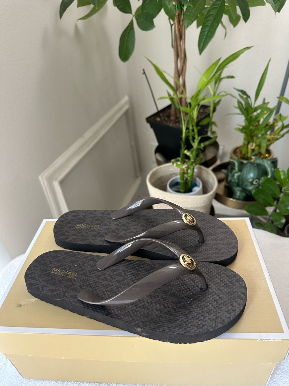 Michael Kors Brown Monogram Flip-Flop Sandals Size 8 - Picture 3 of 4
